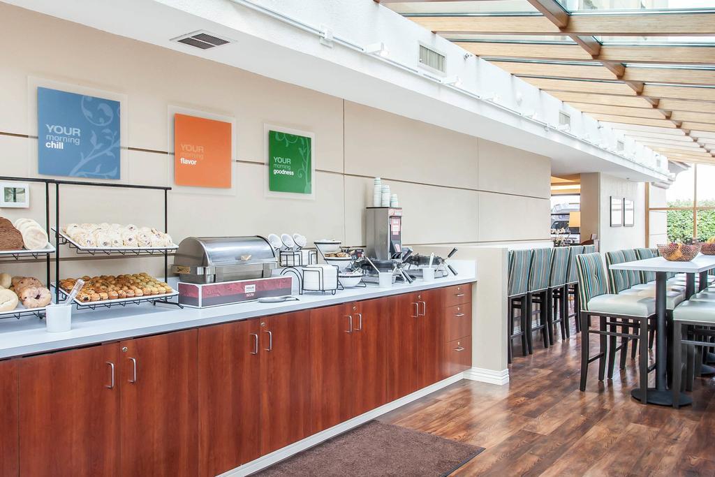 Comfort Inn & Suites Sea-Tac Airport Ситак Экстерьер фото