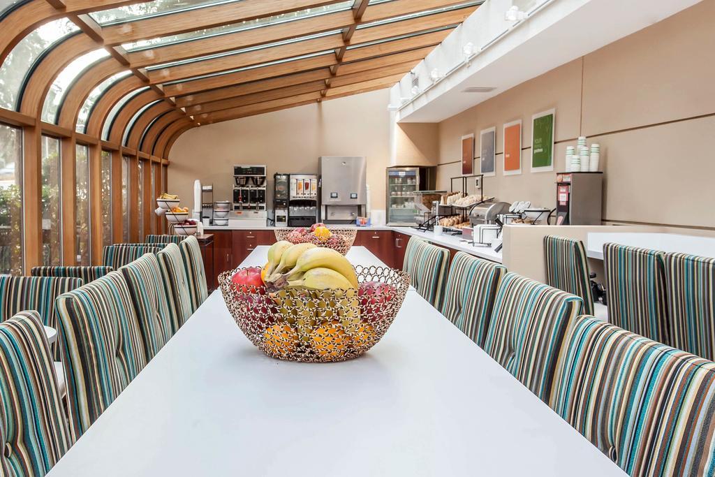 Comfort Inn & Suites Sea-Tac Airport Ситак Экстерьер фото