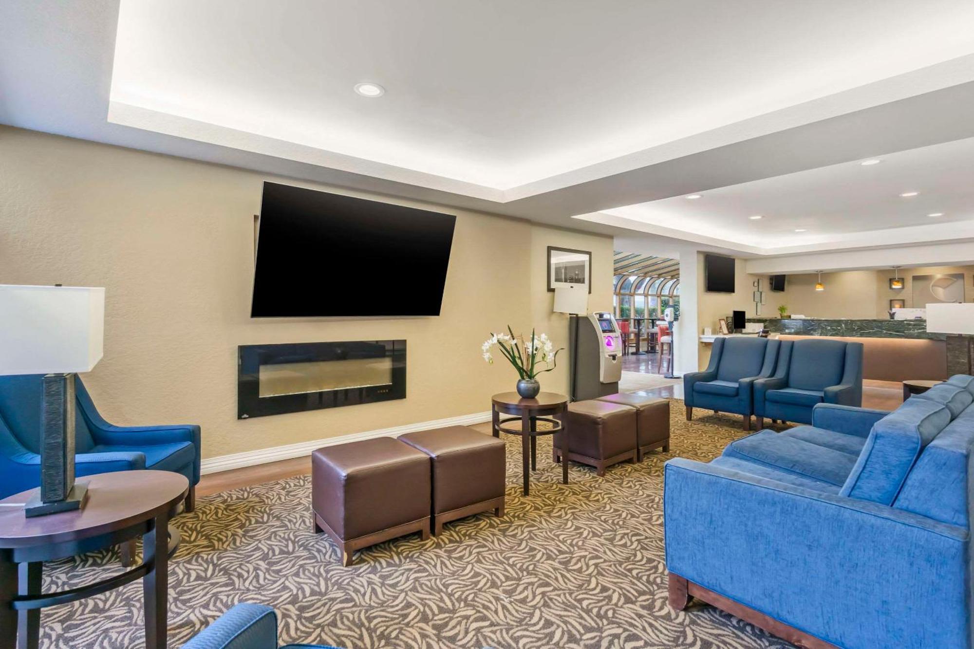 Comfort Inn & Suites Sea-Tac Airport Ситак Экстерьер фото