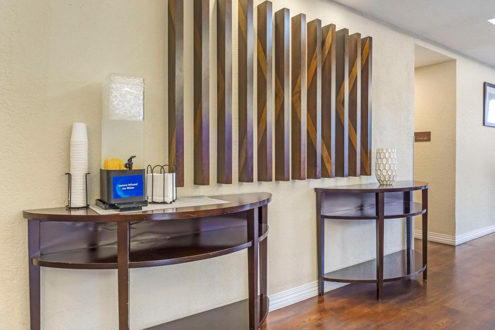 Comfort Inn & Suites Sea-Tac Airport Ситак Экстерьер фото