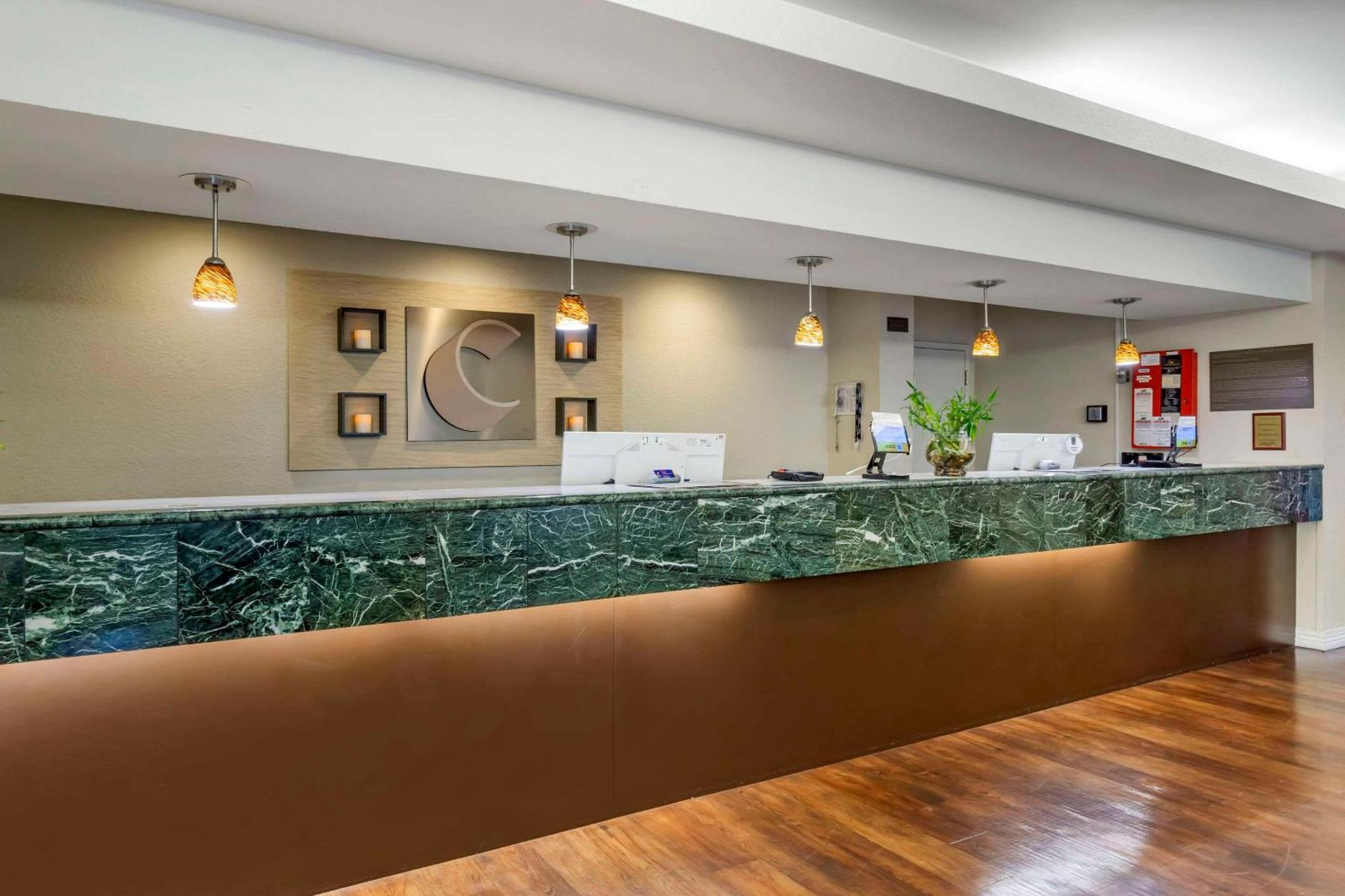 Comfort Inn & Suites Sea-Tac Airport Ситак Экстерьер фото